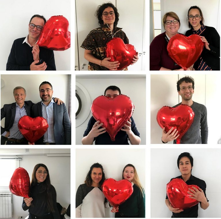 Des collaborateurs Timspirit tenant des ballons en forme de coeur